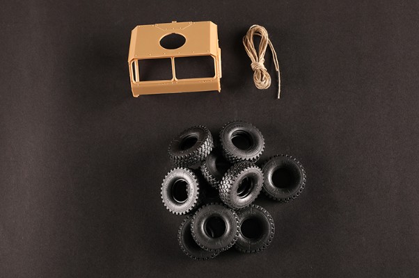 编号:63549 1/35 装甲车辆系列 LVSR MKR16牵引车