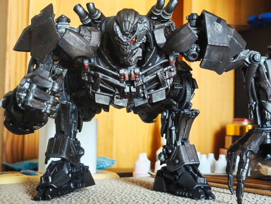 3Z0432 DLX 变形金刚：超能勇士崛起 擎天柱