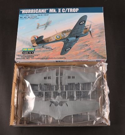 编号：81779 1/48 军用飞机系列 英国“飓风”Mk.ⅡC/TROP