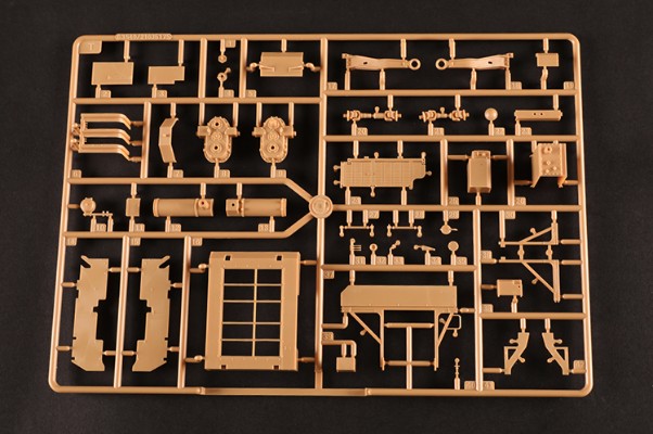 编号:63549 1/35 装甲车辆系列 LVSR MKR16牵引车