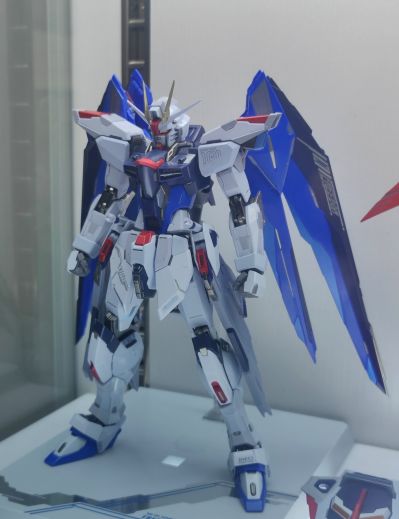 METAL BUILD   自由高达 概念2 雪耀配色版