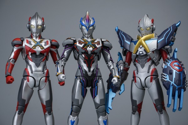 S.H.Figuarts 艾克斯奥特曼 超越型+艾克斯奥特曼（新生代之星）