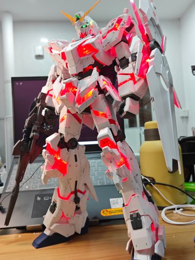 Mega Size 1/48 机动战士高达UC RX-0 独角兽高达 Ver. TWC