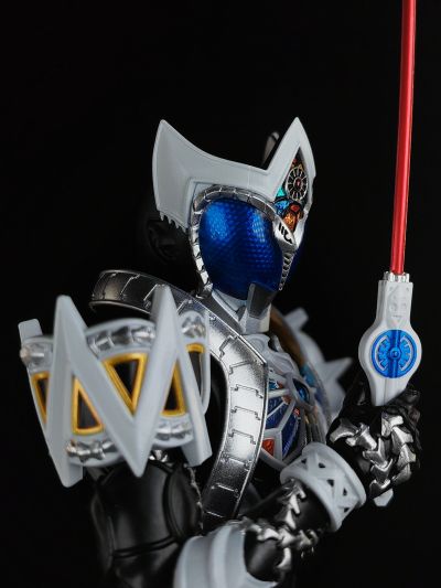 S.H.Figuarts（真骨雕制法）假面骑士蛇牙+假面骑士暗黑月骑