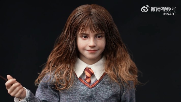 哈利波特与魔法石 赫敏·格兰杰（学院服）1/6收藏级可动人偶