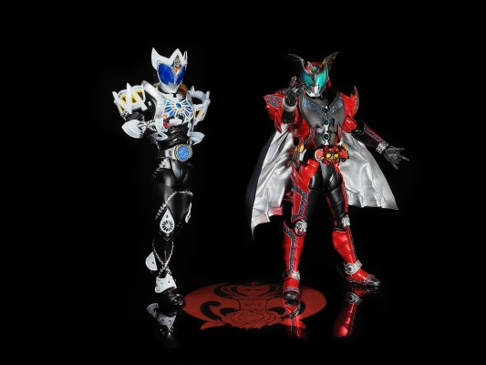 S.H.Figuarts（真骨雕制法）假面骑士蛇牙+假面骑士暗黑月骑