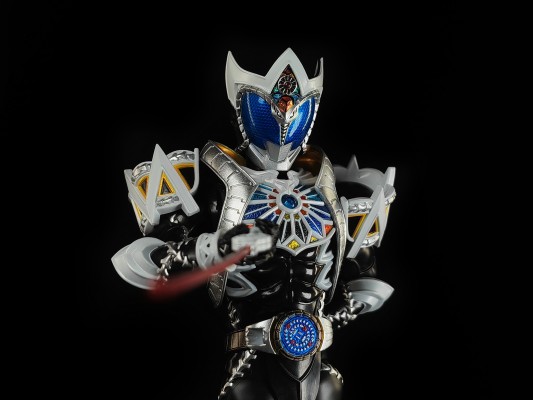 S.H.Figuarts（真骨雕制法）假面骑士蛇牙+假面骑士暗黑月骑