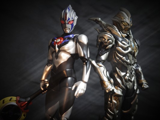 S.H.Figuarts 罗布奥特曼  黑暗欧布奥特曼