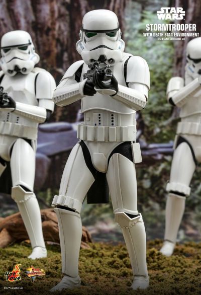Movie Masterpiece - 1/6 Scale Fully Poseable Figure: Star Wars - Stormtrooper (with Death Star Environment)