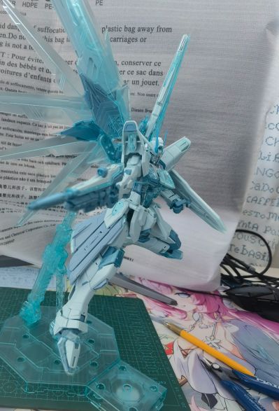 MG 1/100  自由高达 CROSS CONTRAST COLORS / 透明蓝
