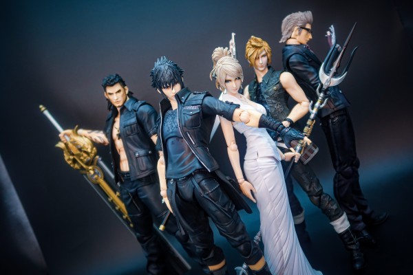 PlayArts改 最终幻想XV 露娜弗蕾娜·诺克斯·芙尔雷