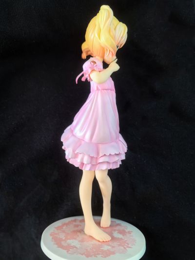 爱丽丝·卡塔雷特 连衣裙风格 乳白粉红