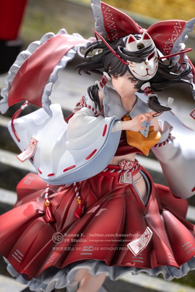 上山的时候突然被一个大腿侧面露出系带胖次的巫女挡住了