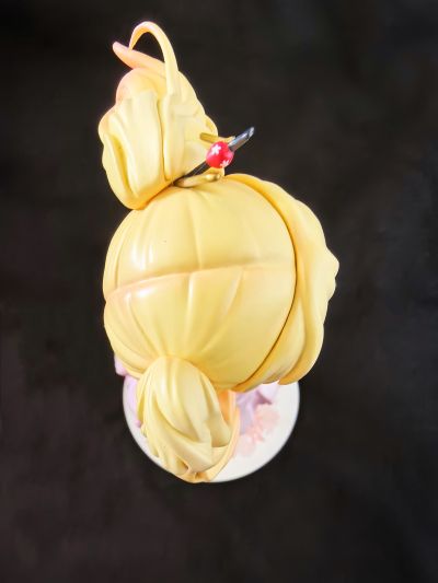 爱丽丝·卡塔雷特 连衣裙风格 乳白粉红