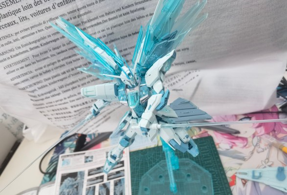 MG 1/100  自由高达 CROSS CONTRAST COLORS / 透明蓝