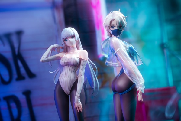 运动鞋×高开衩×口罩 米娅