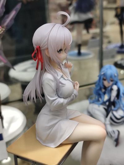 不时用俄语小声说真心话的邻桌艾莉同学 艾莉