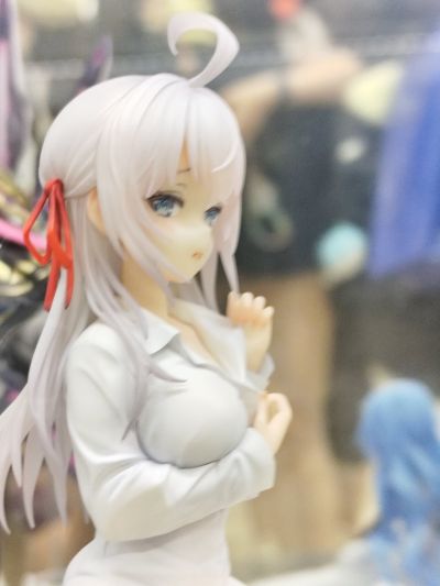 不时用俄语小声说真心话的邻桌艾莉同学 艾莉