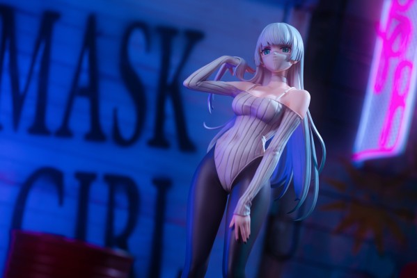 运动鞋×高开衩×口罩 米娅