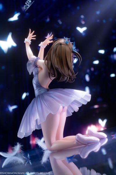 舞台上 — 灰色的丑小鸭