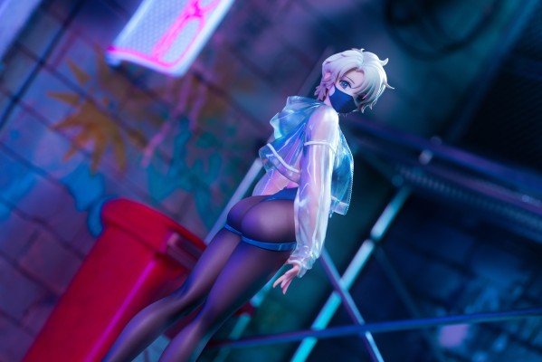 运动鞋×高开衩×口罩 米娅