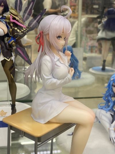 不时用俄语小声说真心话的邻桌艾莉同学 艾莉