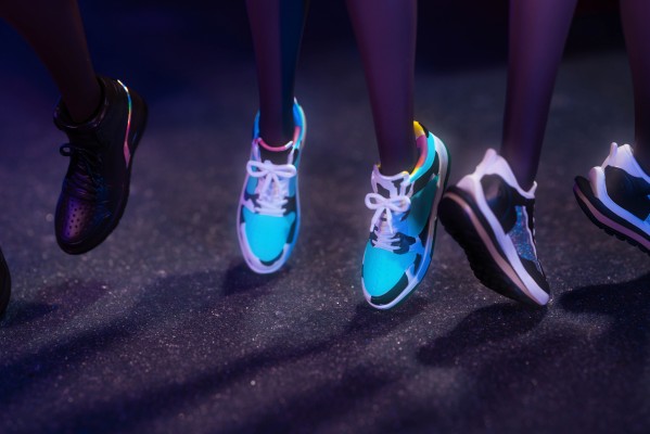 运动鞋×高开衩×口罩 米娅