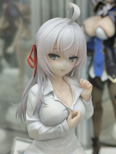 不时用俄语小声说真心话的邻桌艾莉同学 艾莉