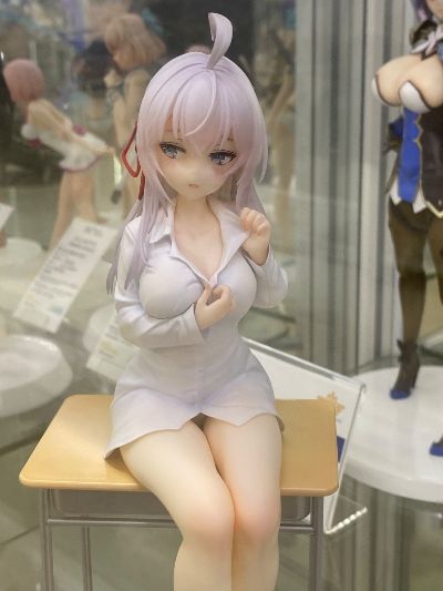 不时用俄语小声说真心话的邻桌艾莉同学 艾莉