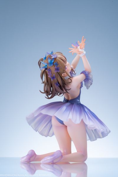 舞台上 — 灰色的丑小鸭