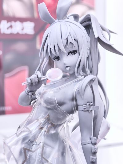 穿着比基尼的顺从女仆