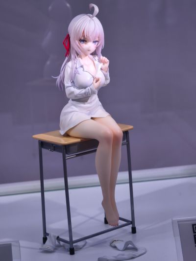 不时用俄语小声说真心话的邻桌艾莉同学 艾莉