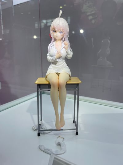 不时用俄语小声说真心话的邻桌艾莉同学 艾莉