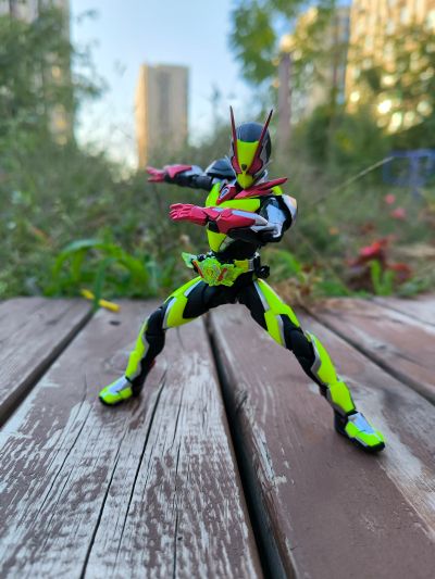 S.H.Figuarts 假面骑士零二 伊兹版 + 假面骑士零一 高跃飞蝗 套装