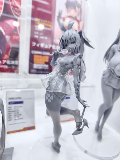 穿着比基尼的顺从女仆