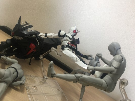 S.H.Figuarts 颅骨硬汉摩托