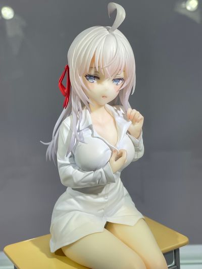 不时用俄语小声说真心话的邻桌艾莉同学 艾莉