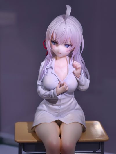 不时用俄语小声说真心话的邻桌艾莉同学 艾莉