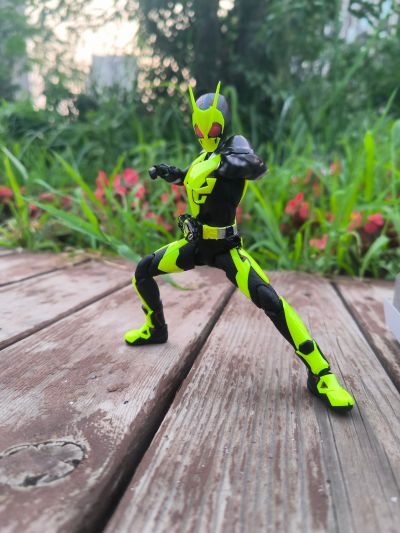 S.H.Figuarts 假面骑士零二 伊兹版 + 假面骑士零一 高跃飞蝗 套装