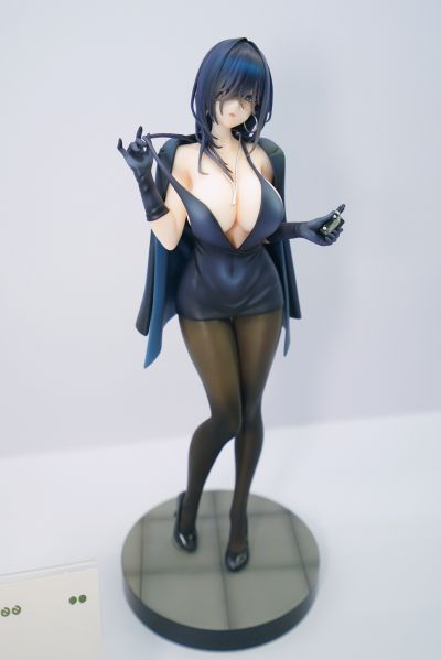 横山石见 黑礼服