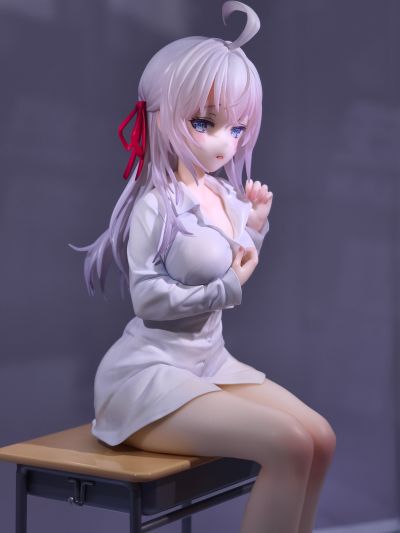 不时用俄语小声说真心话的邻桌艾莉同学 艾莉