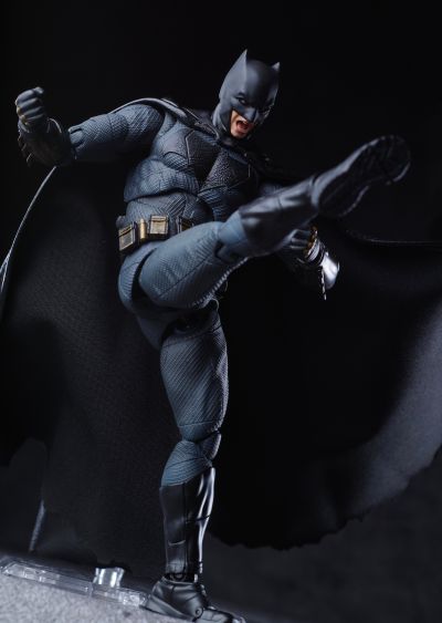 MAFEX 编号222  蝙蝠侠（正义联盟：扎克·施奈德版）