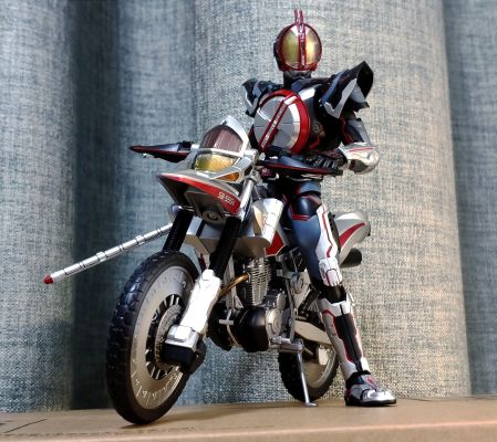 S.H.Figuarts  机动摩托人（载具模式）