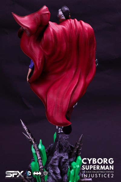 机械超人 1:8 比例雕像