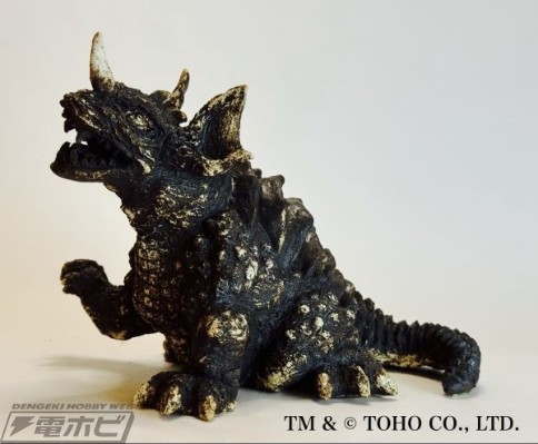 森雄茂陶艺作品 弗兰肯斯坦大战地底怪兽（1965）