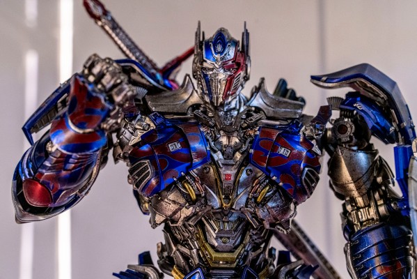 3Z0579 DLX 变形金刚：最后的骑士 暗黑擎天柱