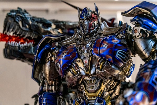 3Z0579 DLX 变形金刚：最后的骑士 暗黑擎天柱