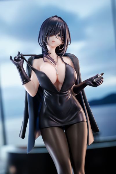 横山石见 黑礼服