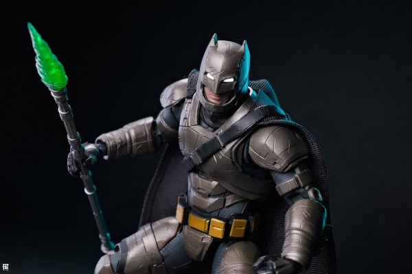 1/9可动人偶系列 蝙蝠侠大战超人：正义黎明 重甲蝙蝠侠