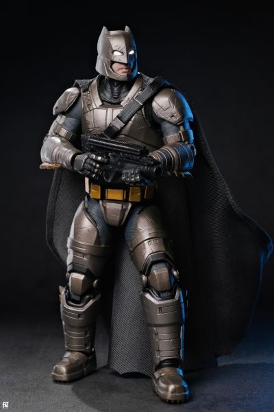 1/9可动人偶系列 蝙蝠侠大战超人：正义黎明 重甲蝙蝠侠